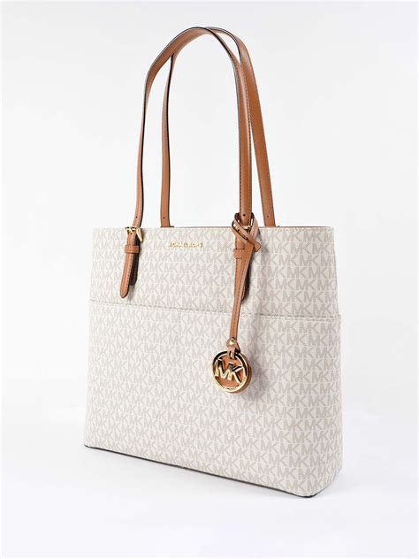 Michael Kors largera waters